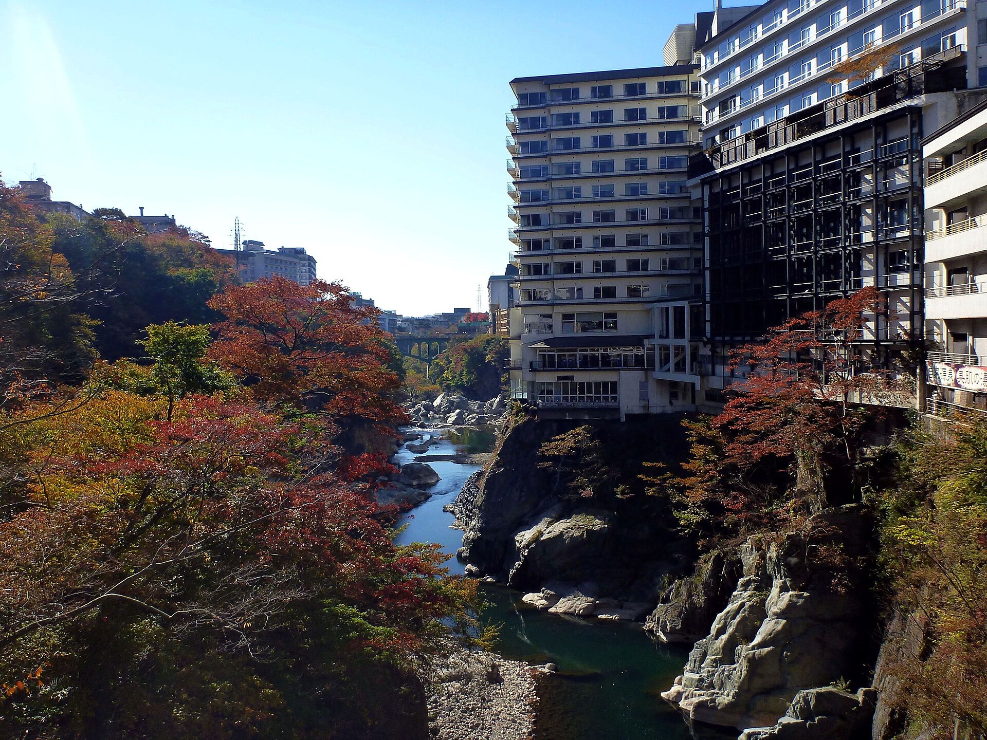 紅葉に色づく鬼怒川と川沿いの温泉街