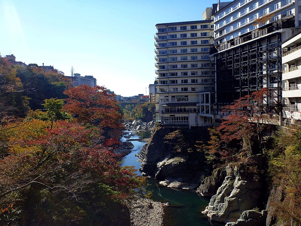 紅葉の鬼怒川と温泉街（栃木県日光市）