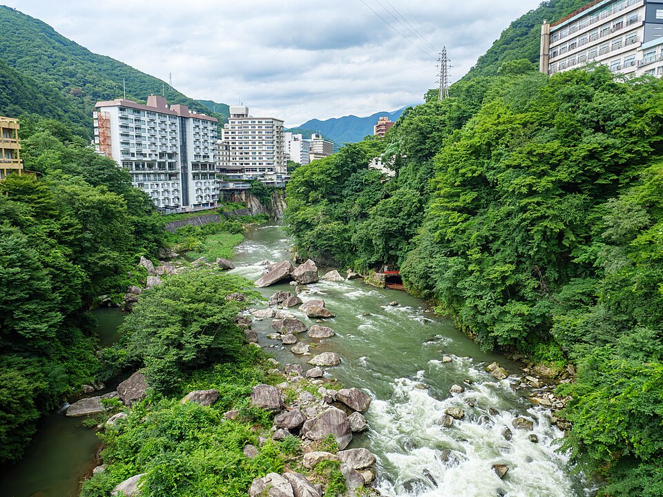 鬼怒川温泉の渓谷と温泉街(栃木県日光市)