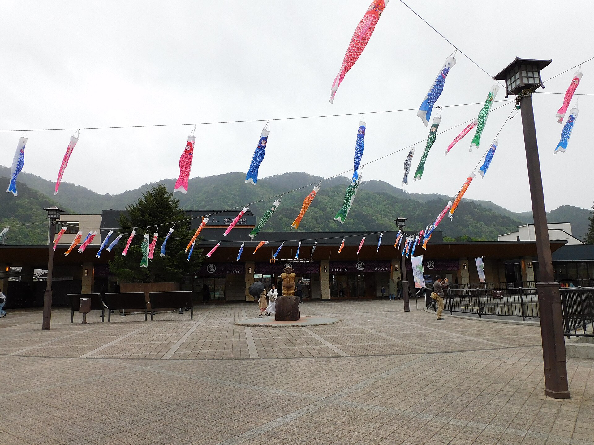 鯉のぼりが掲げられた鬼怒川温泉駅前