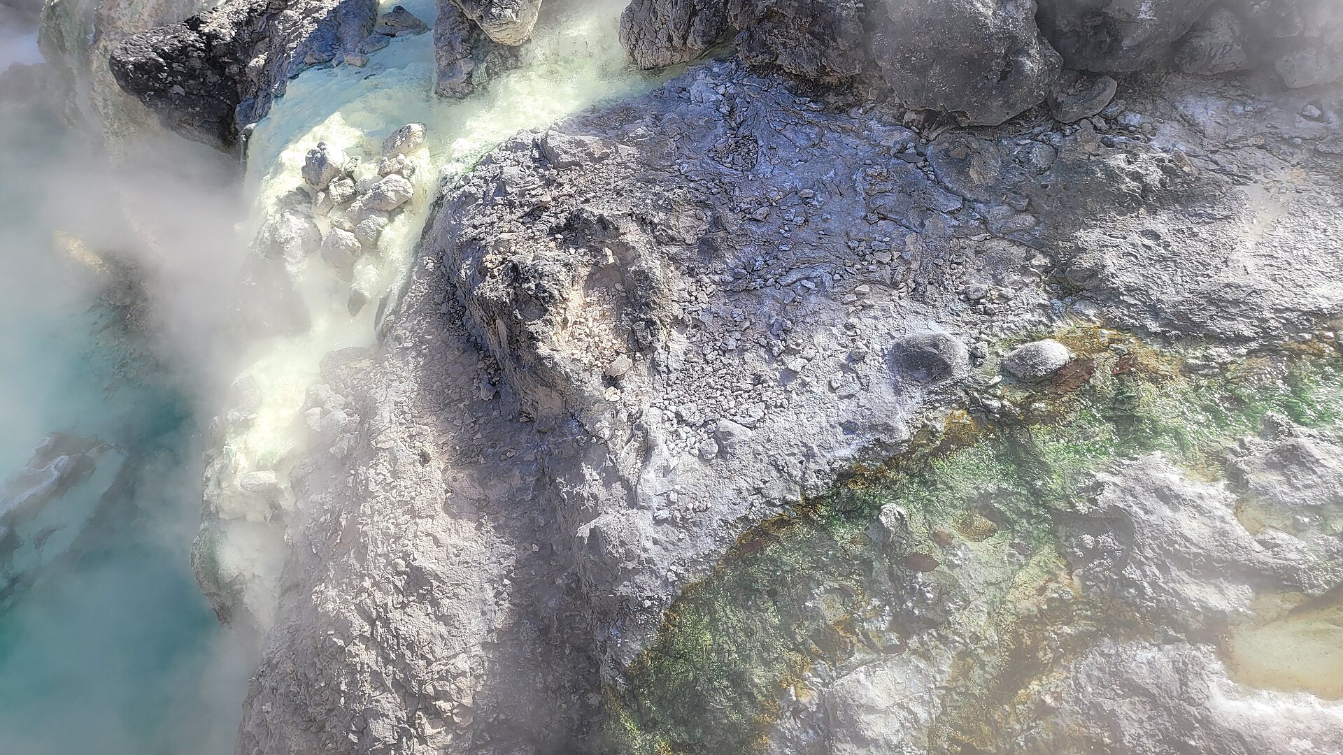 草津温泉・湯畑で湯けむりを上げる温泉