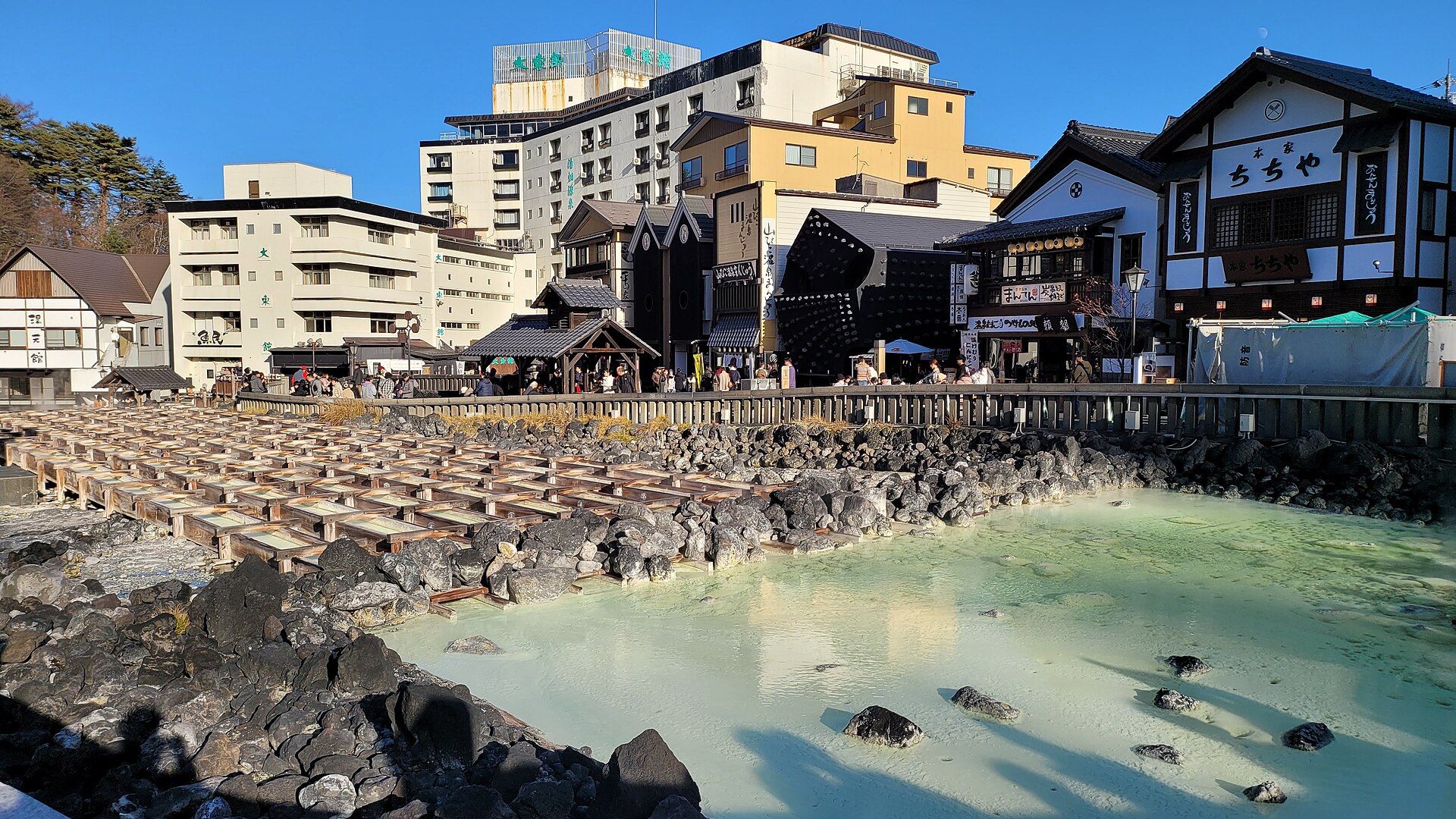 湯けむりが立ち上る草津温泉の湯畑