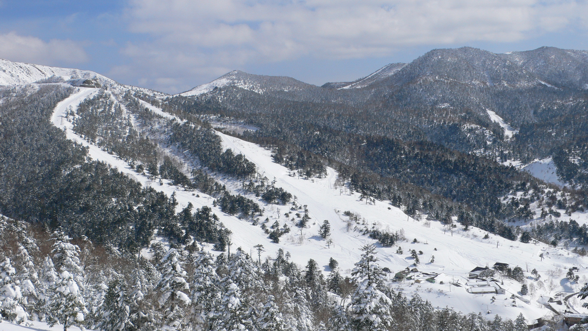 雪に覆われた万座の山々とスキー場