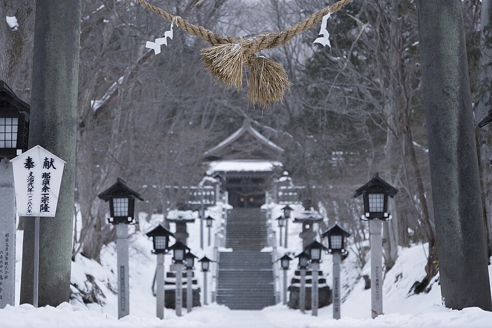雪に覆われた那須温泉神社の参道