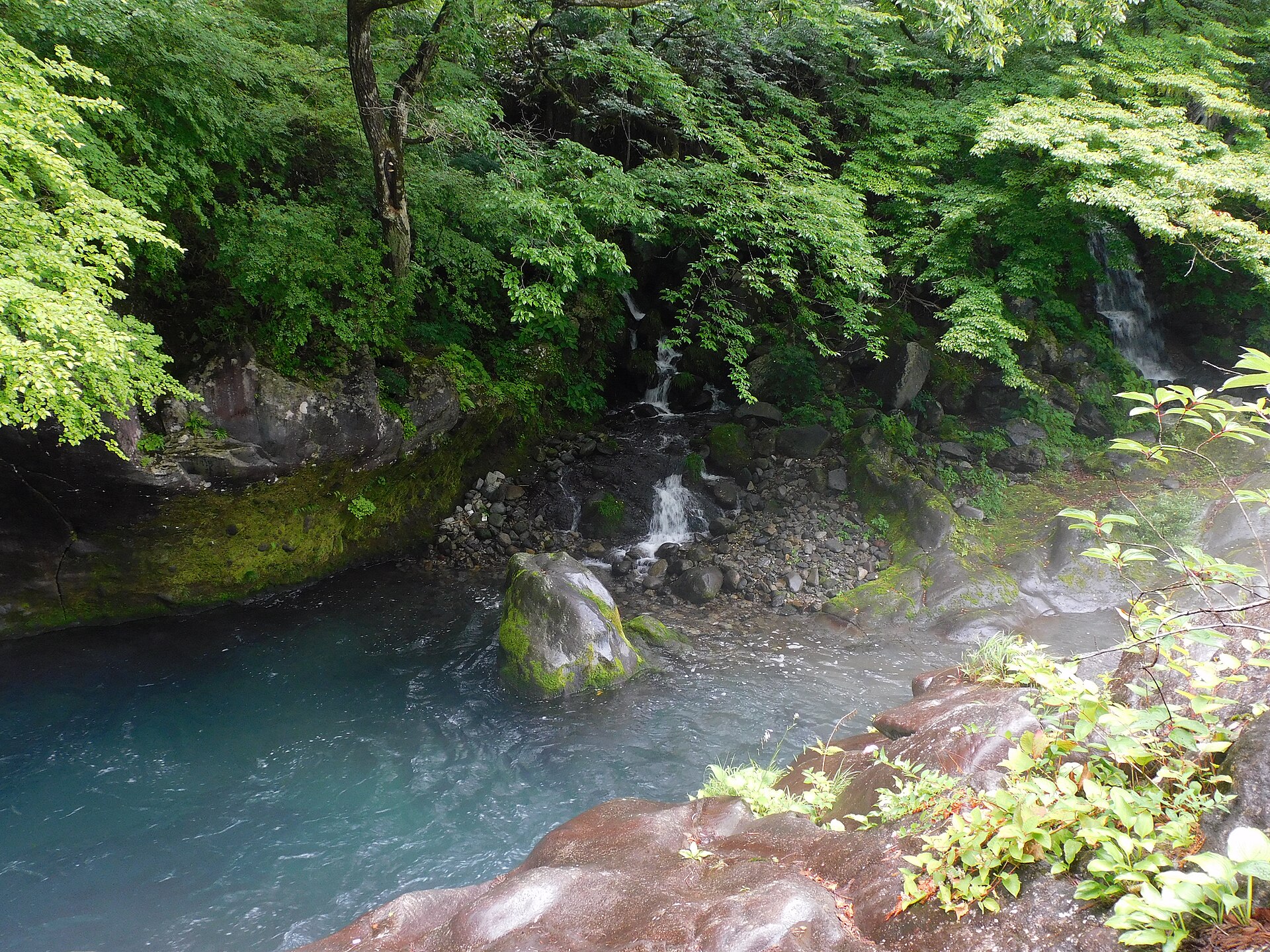 緑に包まれた日光・憾満ヶ淵の清流