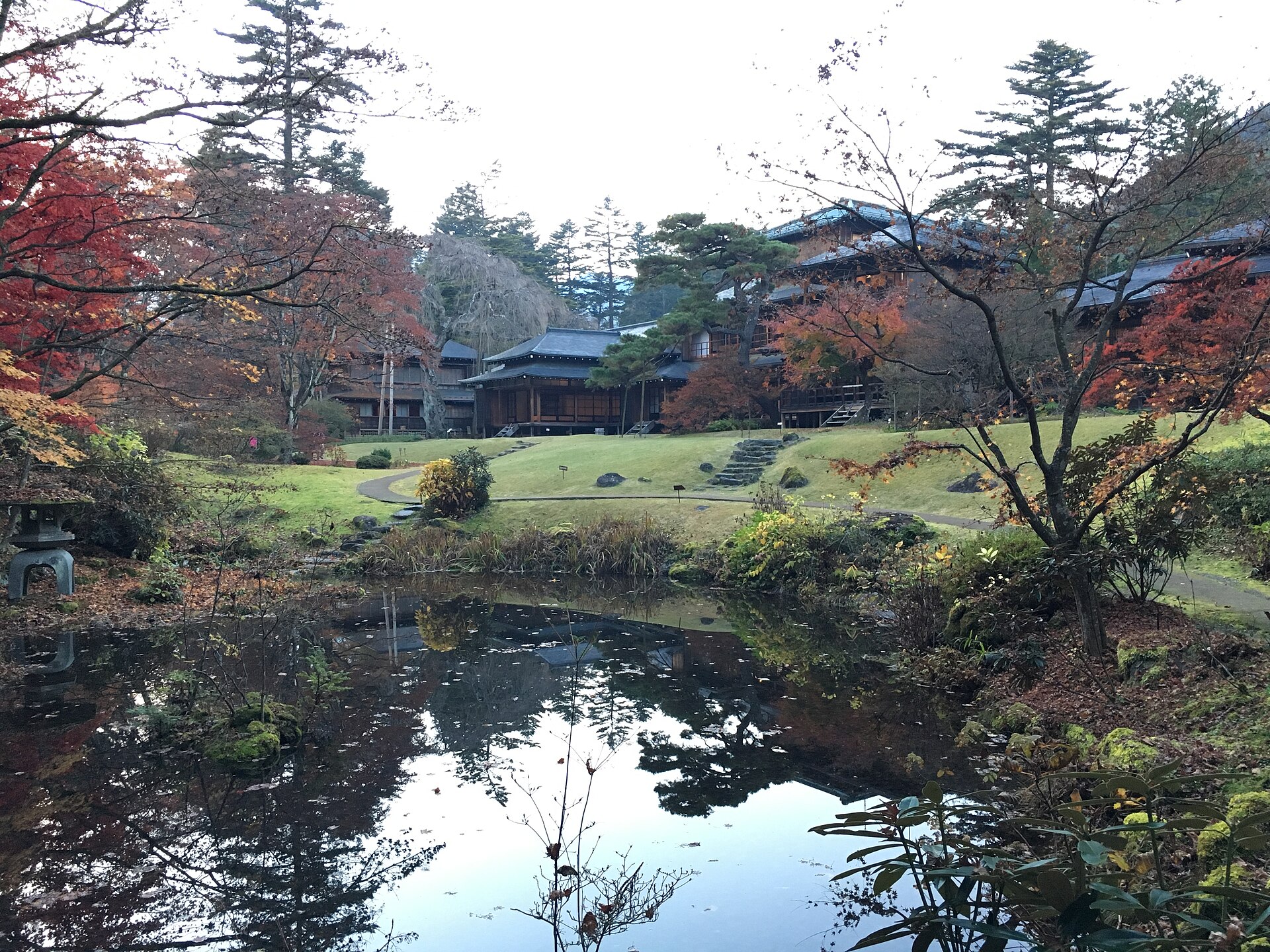 紅葉の庭園と日光田母沢御用邸の建物