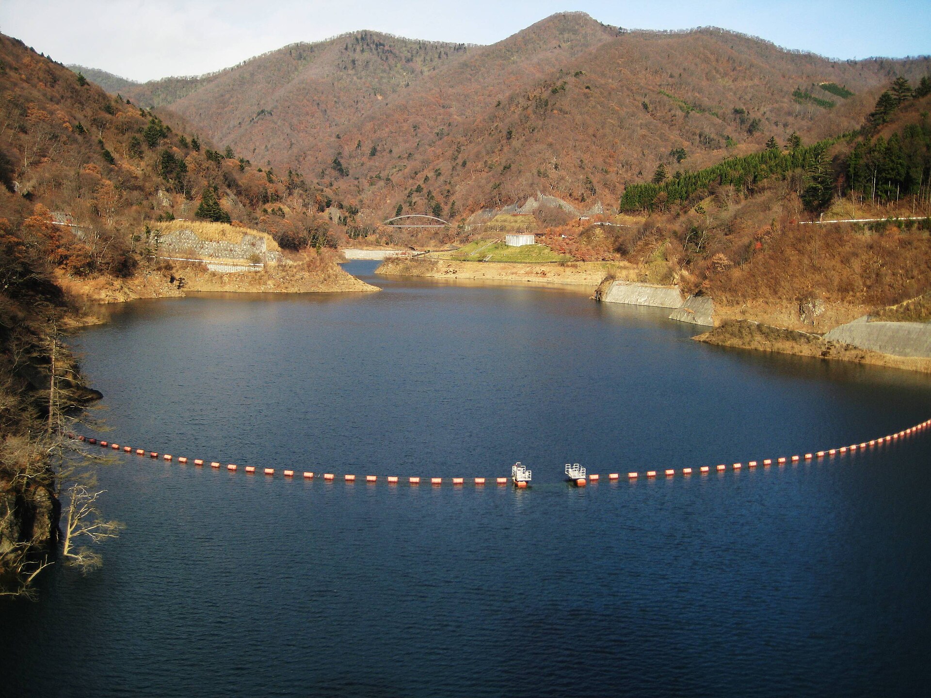 秋の山々を映す四万川ダムの奥四万湖