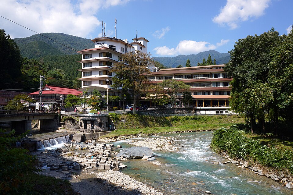 清流と山の緑に囲まれた四万温泉の温泉街