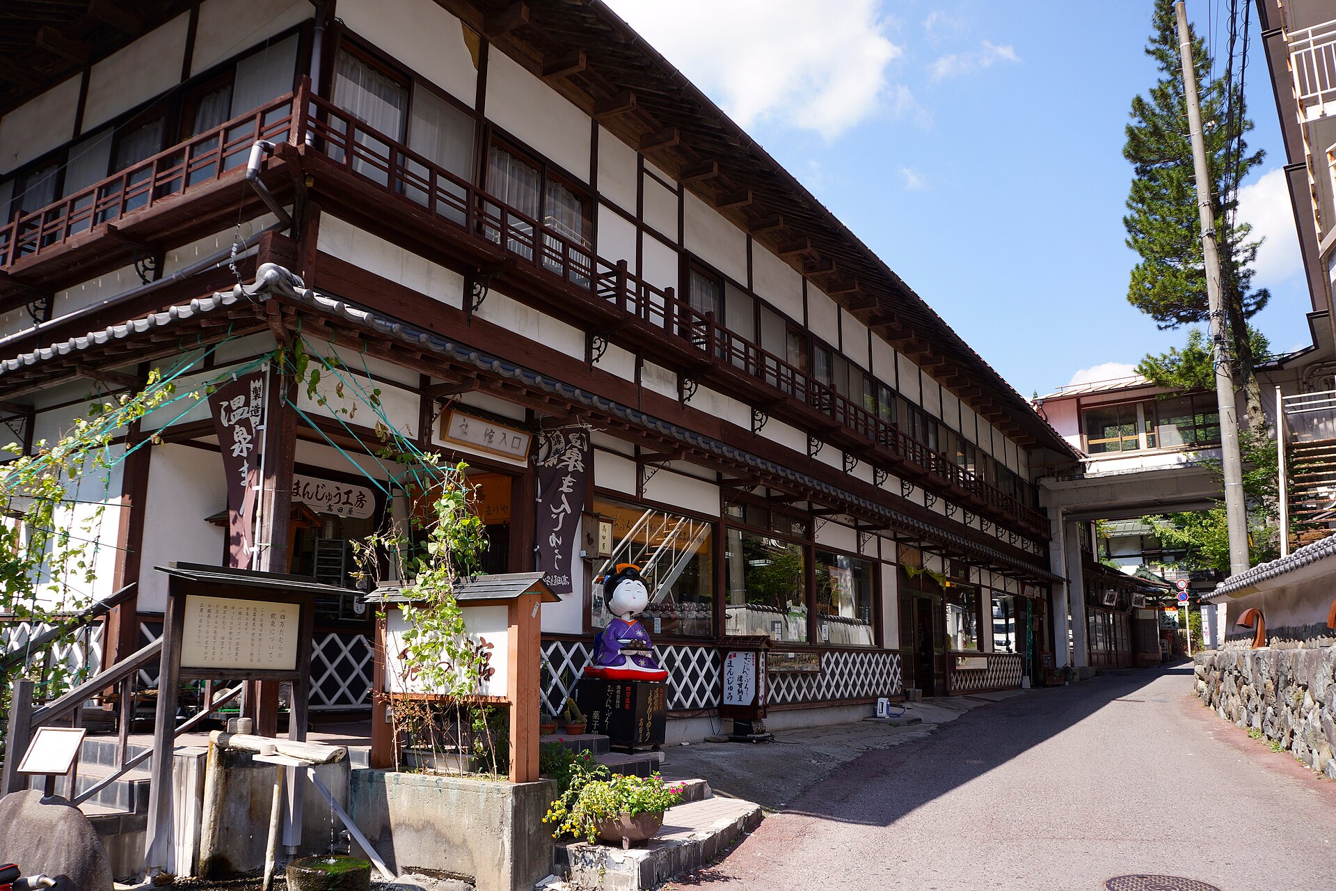 四万温泉の木造の建物と町並み