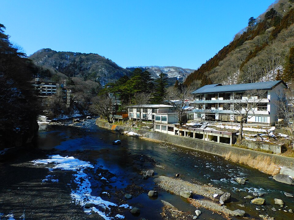 箒川沿いに宿が並ぶ塩原・塩釜温泉の風景